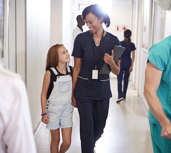 busy hospital corridor with medical staff and pati L84EYM9 v3